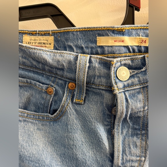 Levi’s Premium Wedgie Straight Jeans Light Wash 24 - Picture 12 of 14